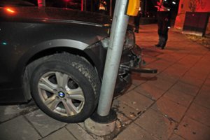 Prienuose ir Jonavos rajone – didelės avarijos: BMW nušlavė stulpą ir rėžėsi į namą, taranuotas medis