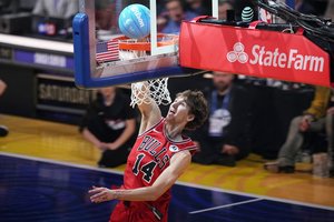 NBA dėjimų konkursas M. Buzeliui baigėsi blogiausiai, nugalėtojas peršoko automobilį