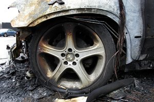 Vilniuje liepsnojo piktadarių padegtas BMW