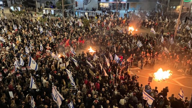 Izraelio gatves užplūdo tūkstančiai protestuotojų: ragino grąžinti likusius belaisvius