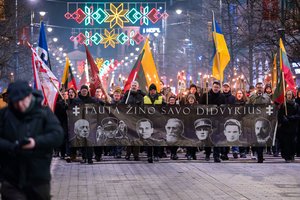 Minint valstybės atkūrimo metines, Vilniuje surengtos eitynės su deglais