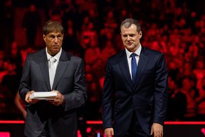 Š. Marčiulionis pagerbtas per KMT varžybas, jam padėkoti išėjęs Lietuvos premjeras nušvilptas