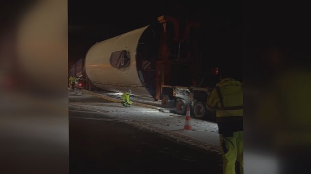 Užfiksavo neeilinę situaciją kelyje: sunkvežimis įstrigo žiede ir visiškai stabdė eismą