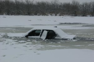 Naktį įsiaudrinęs BMW vairuotojas lėkė važinėtis ant ledo – automobilis įlūžo 