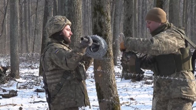 Nors kalbos apie derybas aidi vis garsiau, ukrainiečiai fronte toliau dirba visą parą: turime ruoštis bet kam