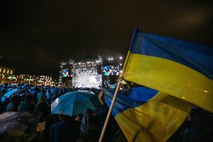Vienuolika laužų – už vienuolika karo Ukrainoje metų: aukoti negalima pavargti