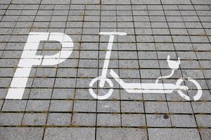 Jau nuo liepos visi paspirtukininkai gali būti įpareigoti dėvėti šalmus