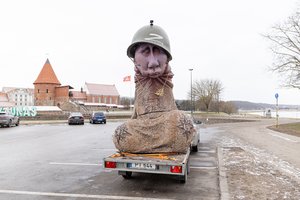 Pamatykite: „Chuilo“ skulptūra pradeda kelionę per Lietuvą