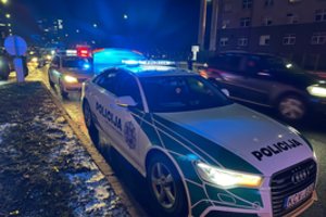 Iš įvykio vietos Kaune pasišalinusiam vairuotojui nustatytas vidutinis girtumo laipsnis: kliudė stulpą ir automobilį