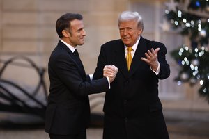 Prieš viršūnių susitikimą Paryžiuje E. Macronas paskambino D. Trumpui