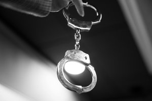 Oro uoste siautėjęs girtas lietuvis į Milaną neišskrido – jį teko tramdyti jėga ir antrankiais