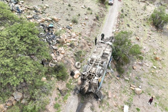 Bolivijoje autobusui nulėkus į prarają, žuvo mažiausiai 30 žmonių