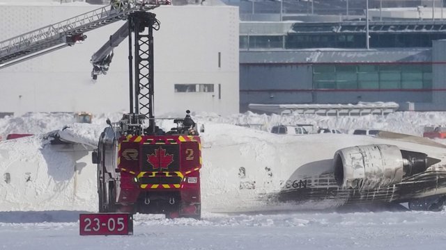 Vaizdai iš aviakatastrofos Kanadoje: leisdamasis sudužo ir apvirto lėktuvas