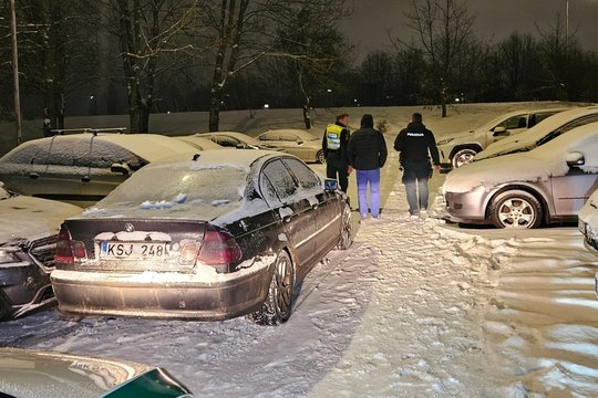 Vilniuje – girto vairuotojo linksmybės namo kieme: vieną po kito ėmė kliudyti automobilius