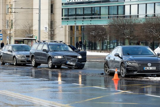 Vaizdai iš avarijos judrioje Vilniaus gatvėje: susidūrus penkiems automobiliams sustojo eismas