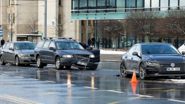 Vaizdai iš avarijos judrioje Vilniaus gatvėje: susidūrus penkiems automobiliams sustojo eismas