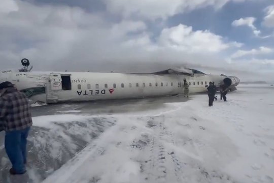 Užfiksavo momentą, kai Kanadoje į žemę rėžėsi lėktuvas