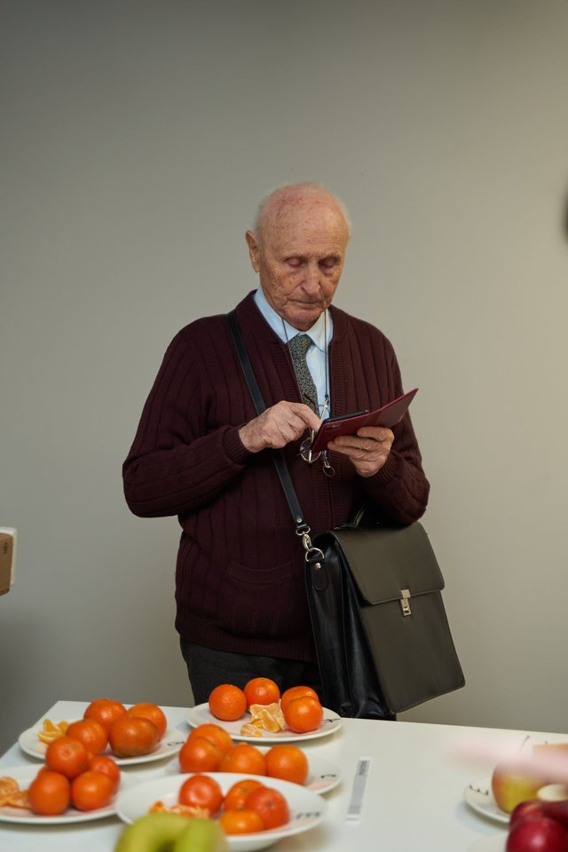 „Iki“ klientų valdyba ne tik susipažino su šiuo kokybiniu procesu, bet ir patys tapo jo dalimi – ragavo ir balais vertino perkamiausias gėrybes, įskaitant ir sezoninius vaisius bei daržoves.