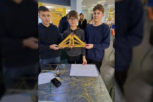 Jaunieji panevėžiečiai varžėsi neįprastame čempionate – konstravo tvirčiausią tiltą iš makaronų: rezultatas pranoko lūkesčius