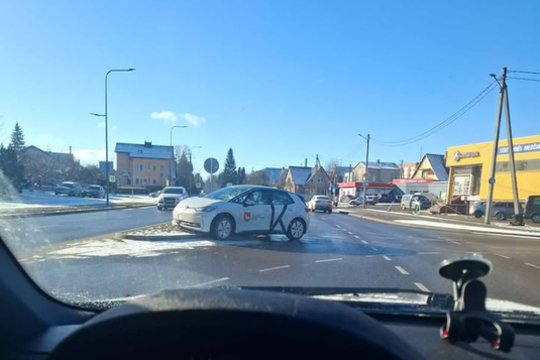 Kelio ženklą kliudęs Kauno savivaldybės automobilis taip ir liko stovėti vidury kelio