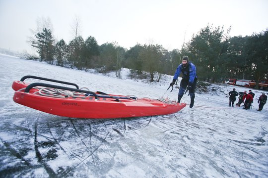 Jonavos ugniagesiai dviem Neries ledu vaikčiojusioms mergaitėms paskaitą apie saugų elgesį skaitė tiesiog įvykio vietoje