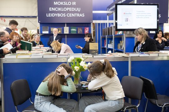 Žymių autorių istorinės, filosofinės ir vertingų rankraščių knygos Vilniaus knygų mugėje