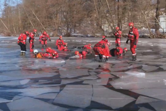 Lenkijoje – ekstremalios ugniagesių pratybos: ant užšąlusio ežero lavina gelbėjimo įgūdžius