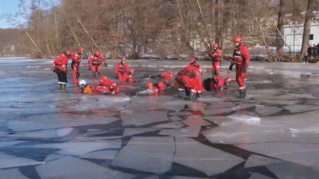 Lenkijoje – ekstremalios ugniagesių pratybos: ant užšąlusio ežero lavina gelbėjimo įgūdžius