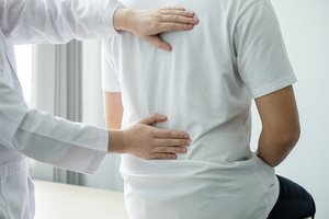 Chirurgas perspėjo: apie kokią ligą praneša iš nugaros į koją plintantis skausmas