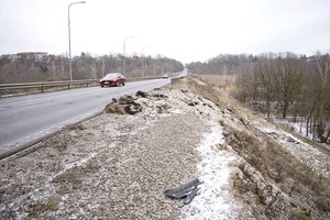 Atstatyti kelio atitvarą sutrukdė šaltis? Vairuotojai stebisi situacija šioje pavojingoje vietoje
