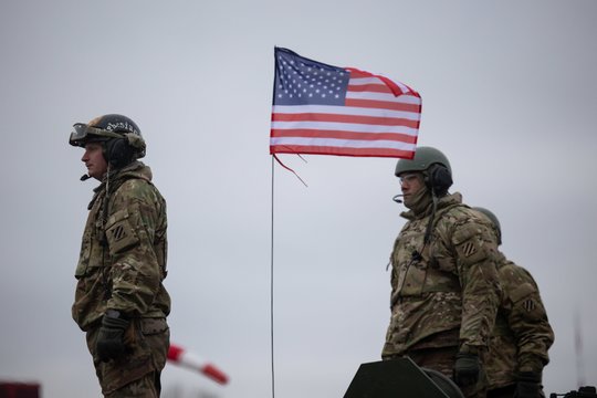 Skelbia, kad JAV atmetė Rusijos pasiūlymą atitraukti NATO karius iš rytinio flango: „Situacija gali keistis kas valandą“