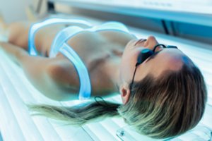 Odos senėjimas ir vėžys – priminė, kokių pasekmių gali turėti dažni apsilankymai soliariume