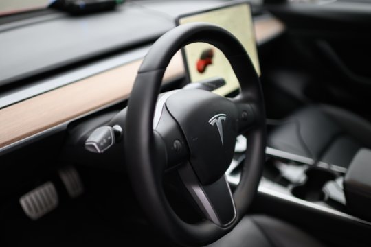 Italijos konkurencijos tarnyba pradeda „Tesla“ ir kitų elektromobilių gamintojų tyrimą