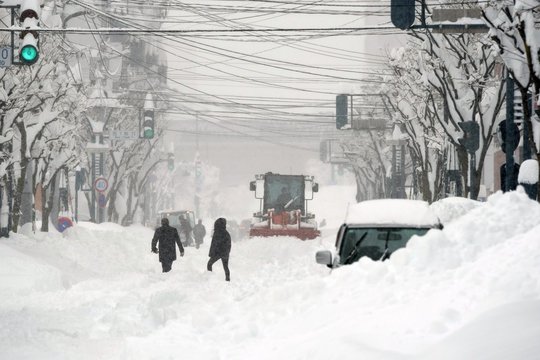 Japonijoje sniego storis viršija tris metrus: didėja lavinų grėsmė