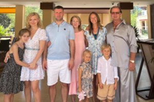 Viktoras Uspaskichas parodė savo mažamečius vaikus: internautų dėmesį prikaustė šilkinis jo kostiumėlis