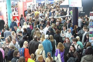 Vilniaus knygų mugę „Alma littera“ pasitinka su lietuvių autorių naujienomis:  liejasi rašytojų, kunigų, psichologų, aktorių patirtys 