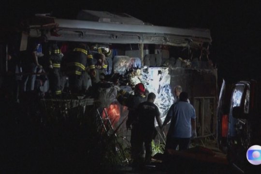 Nelaimė Brazilijoje: autobusui susidūrus su sunkvežimiu žuvo 12 žmonių, dar 19 buvo sužeisti