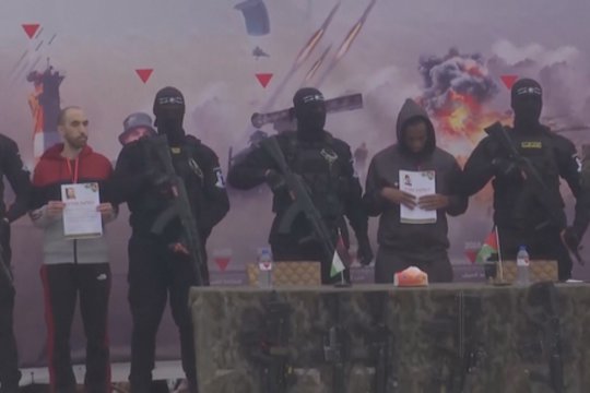 Po ilgų mėnesių paleisti du „Hamas“ įkaitai: vėliau turėtų būti paleisti dar keturi