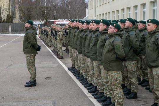 Jaunesniųjų karininkų vadų mokymų priesaika: istorinė diena Lietuvos gynybos ateičiai