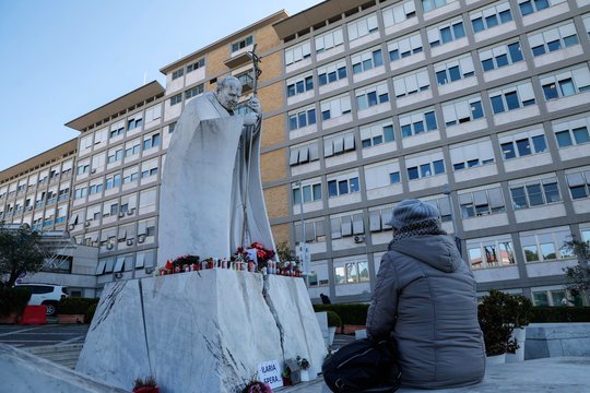 Popiežius Pranciškus toliau lieka ligoninėje: pateikė naujausią informaciją