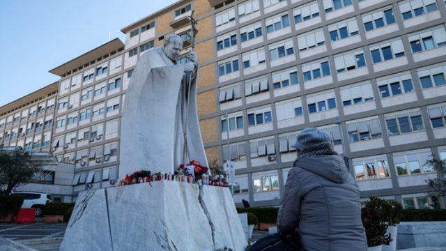 Popiežius Pranciškus toliau lieka ligoninėje: pateikė naujausią informaciją