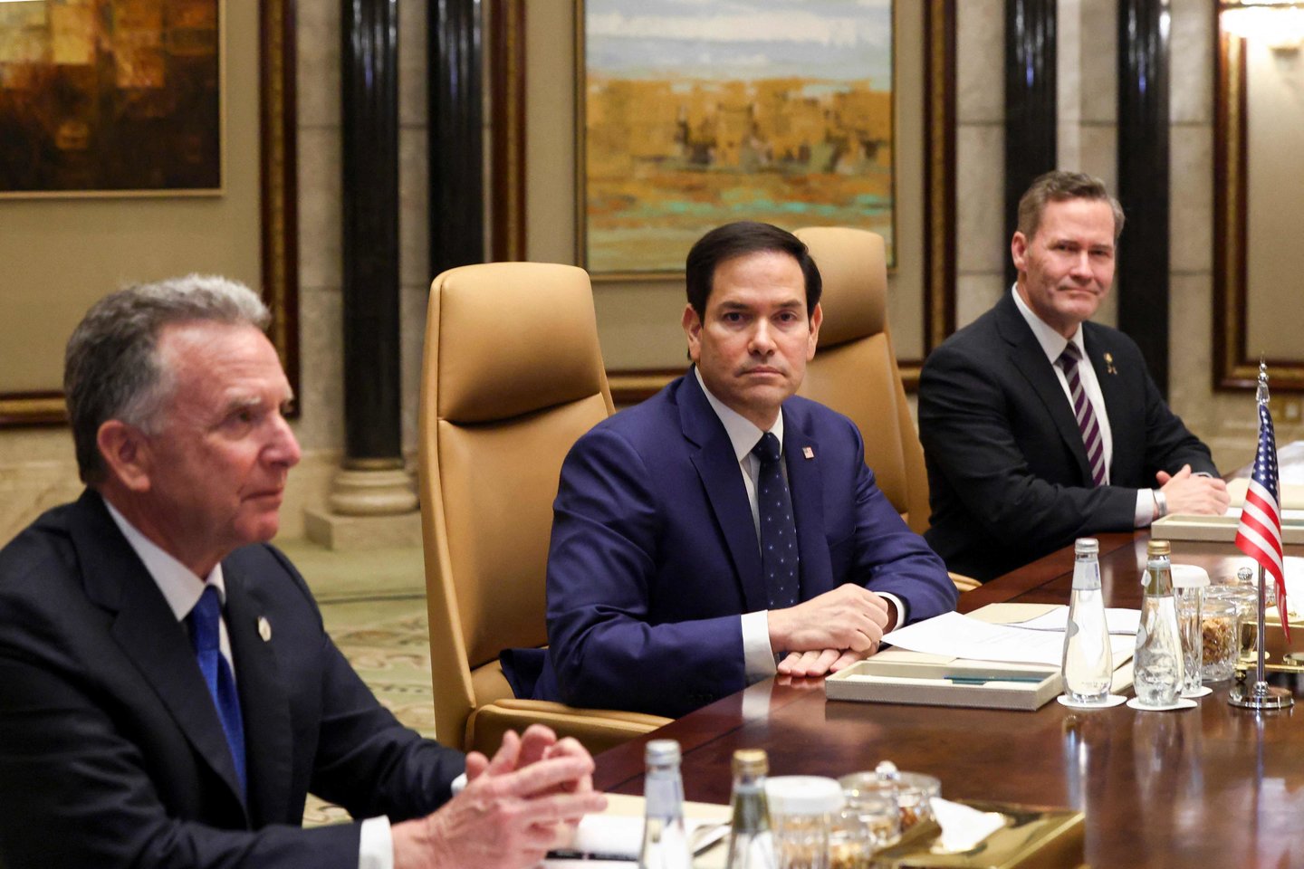 JAV valstybės sekretorius Marco Rubio (viduryje).<br>AFP/Scanpix nuotr.