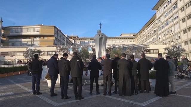 Pablogėjus popiežius Pranciškaus sveikatai – tikinčiųjų maldos