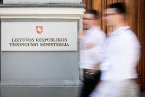 Teisingumo ministerija paskelbė atsaką dėl „čekiukų“ skandalams skirtų įstatymo pataisų