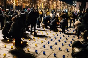 Kaune pagerbti žuvusieji Ukrainos laisvės gynėjai: įžiebta simbolinė Ukrainos vėliava