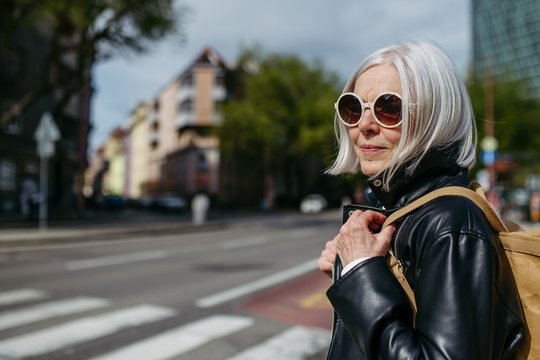 Kad neatrodytumėte kaip močiutė: ką vilkėti ir ko vengti vyresnėms nei 50 m. moterims