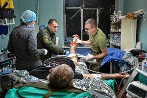 Sukrečianti Ukrainos medikų kasdienybė: pacientai operuojami dingus elektrai ir aplink krentant rusų raketoms