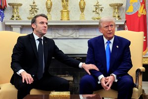 Iškalbingas momentas: išgirdęs D. Trumpo žodžius E. Macronas nesusivaldė ir jį pertraukė