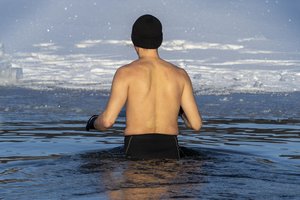 Svajojate išbandyti maudynes žiemą? Specialistai atskleidė, kada geriau net nepradėti