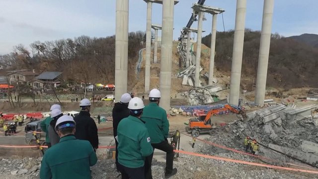 Siaubinga nelaimė Pietų Korėjoje: sugriuvus statomam tiltui žuvo 3 žmonės, dar 5 sužeisti